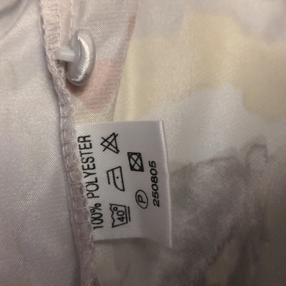 Like new short sleeve floral satiny nightie button size L - Picture 7 of 13